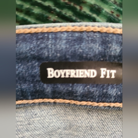 New. Distressed, Cuffed, Boydriend Cut Blue Jeans. - Picture 9 of 10